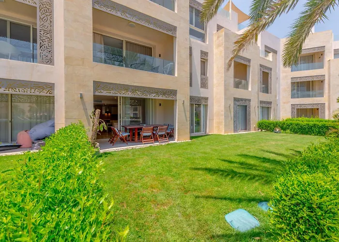 Elegant With Pool And Access Daire